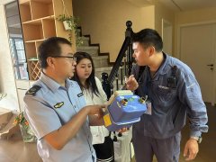 家住保利温泉社区的居平易近谭军拿着刚换的